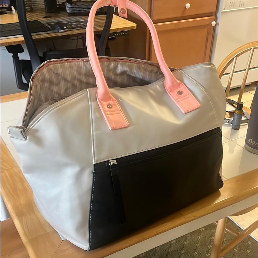 Lululemon Vinyasa to Vino Women's Bag